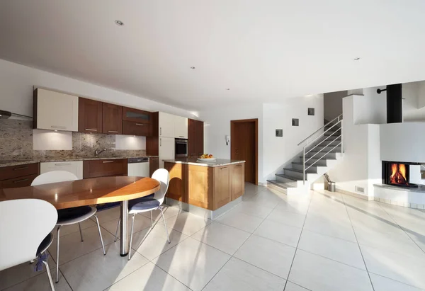 Brede moderne open ruimte, keuken, eetkamer en woonkamer — Stockfoto