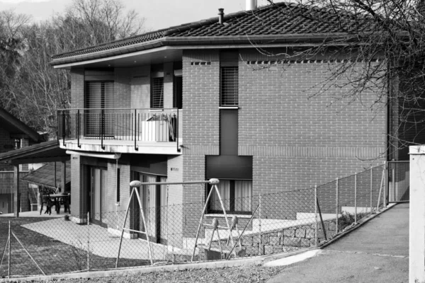 Architecture extérieure noir et blanc, maison en brique typique — Photo