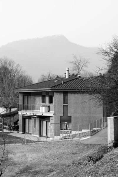 Siyah ve beyaz dış mimarisi, tipik tuğla ev — Stok fotoğraf