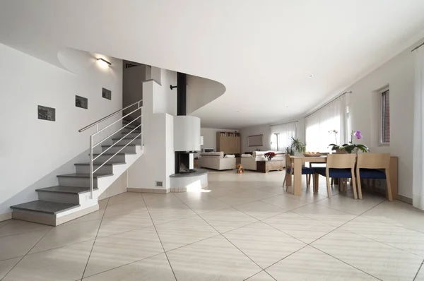 Brede woonkamer interieur, Duplexappartement met trappen — Stockfoto
