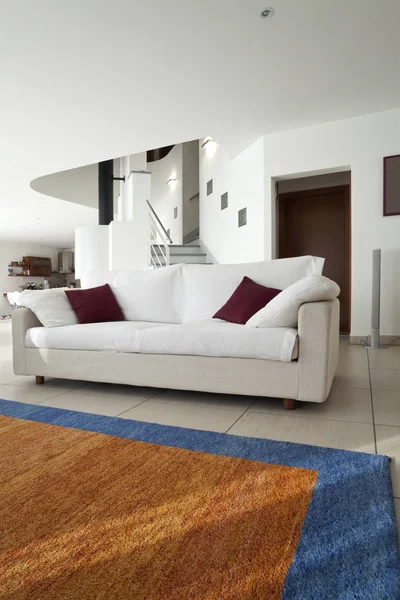 Duplex interior ruang terbuka, karpet dan sofa — Stok Foto