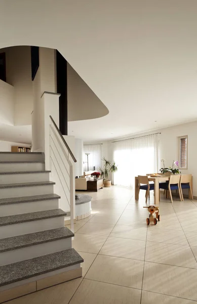 Interiör Lägenhet: går på övervåningen — Stockfoto