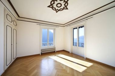 Pencere göl kenarında Villa'nın oda boş 