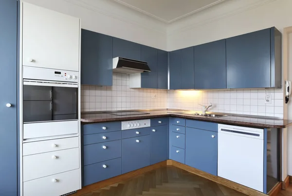 White and blue villa 's kitchen — стоковое фото