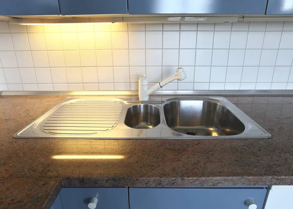 Wit en blauw villa's keuken — Stockfoto