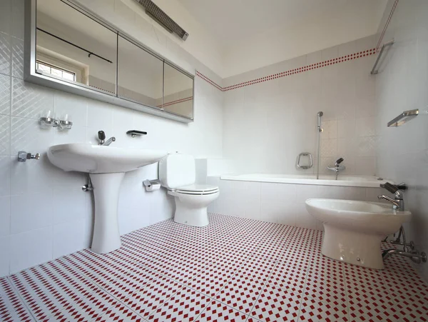 Κόκκινα και άσπρα πλακάκια μπάνιου — Φωτογραφία Αρχείου