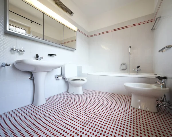Weiß und rot gefliestes Badezimmer — Stockfoto