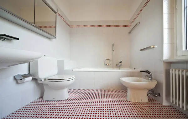 Casa de banho em azulejo branco e vermelho — Fotografia de Stock