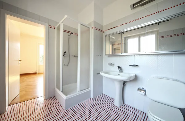 Bianco e rosso bagno piastrellato — Foto Stock