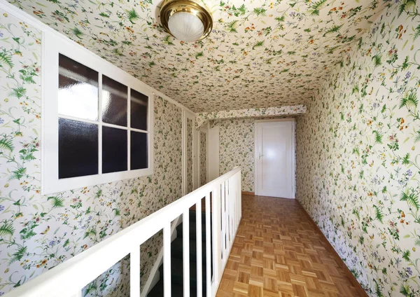 Flower wallpaper room passage — Stock Photo, Image