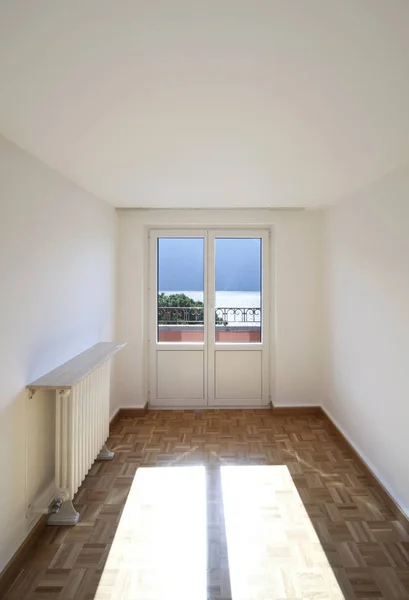 Leeres Villenzimmer mit Fenster zum See — Stockfoto