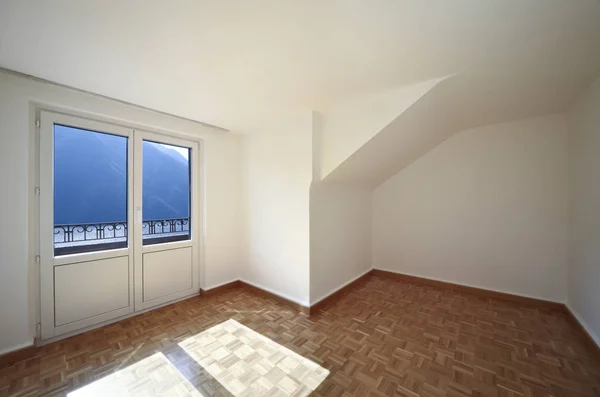 Empty villa's room with window on the lake — Stock Photo, Image