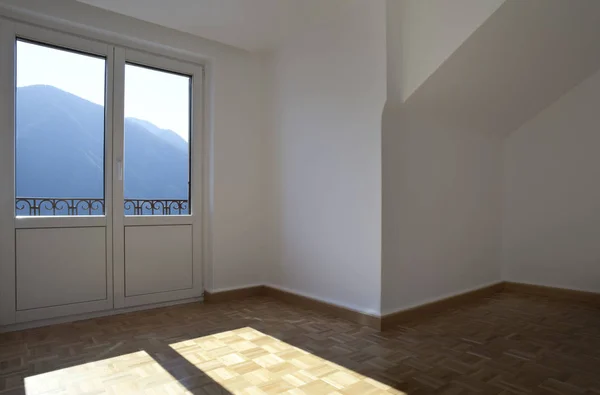 Chambre vide de villa avec fenêtre sur le lac — Photo