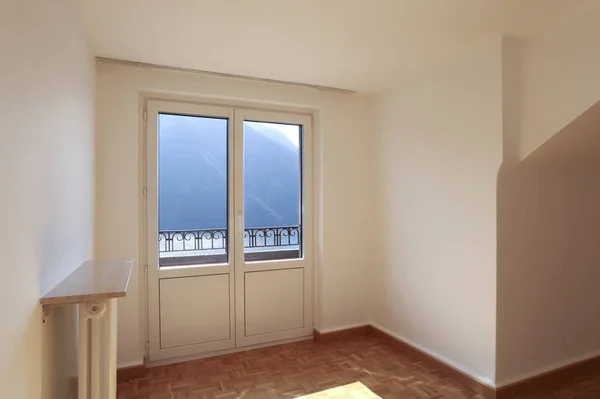 Leeres Villenzimmer mit Fenster zum See — Stockfoto