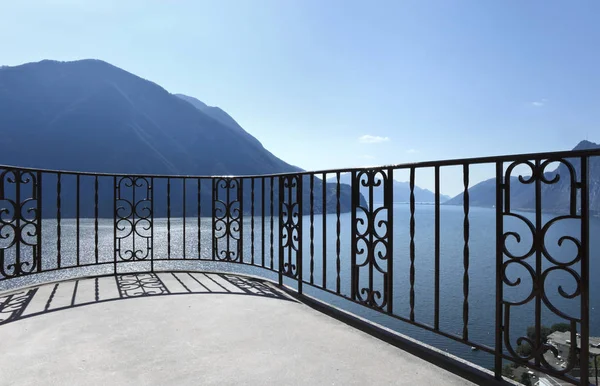 Menakjubkan balkon tampilan di danau — Stok Foto