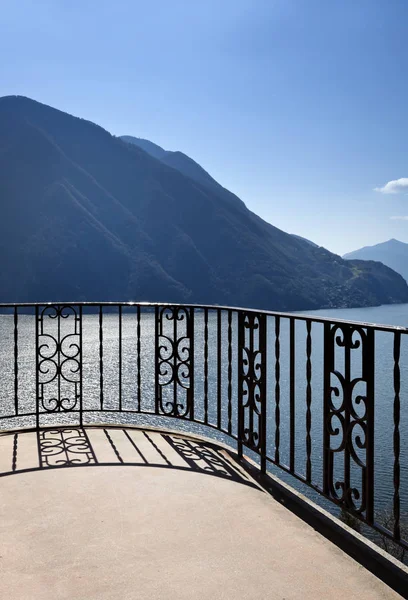 Εκπληκτικό μπαλκόνι με θέα στη λίμνη — Φωτογραφία Αρχείου