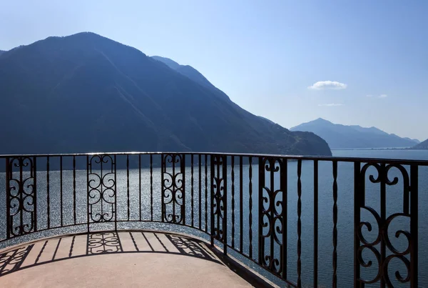 Prachtig balkon uitzicht op het meer — Stockfoto