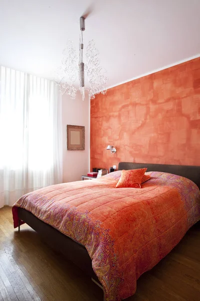 Pomarańczowy i biały sypialnia wnętrza — Zdjęcie stockowe