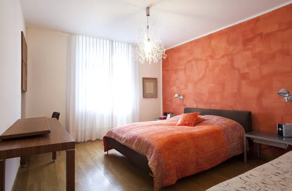 Oranje en witte slaapkamer interieur — Stockfoto