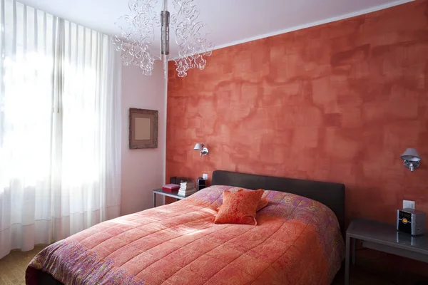 Chambre à coucher orange et blanche intérieur — Photo