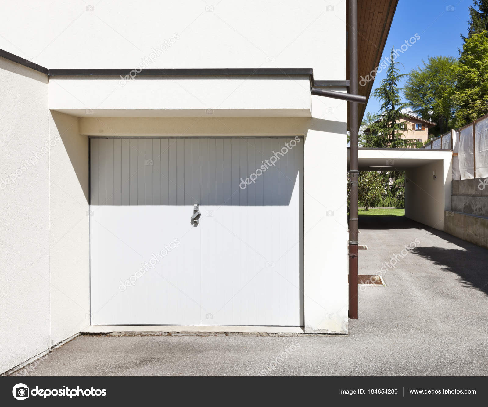 Vista della porta del garage, esterno — foto stock © zveiger ... Porta del garage