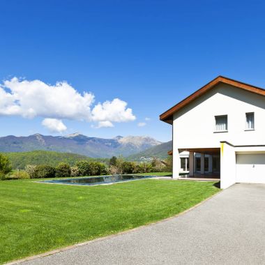 Yeni mimari, açık havada yüzme ile güzel modern ev-