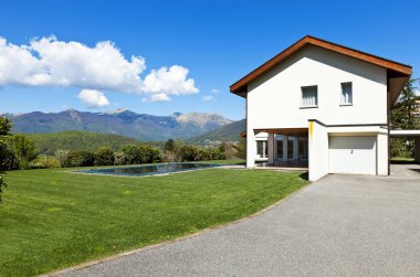 Yeni mimari, açık havada yüzme ile güzel modern ev-