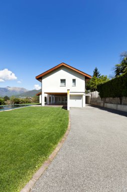 Yeni mimari, açık havada yüzme ile güzel modern ev-