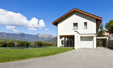 Yeni mimari, açık havada yüzme ile güzel modern ev-