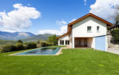 Yeni mimari, açık havada yüzme ile güzel modern ev-