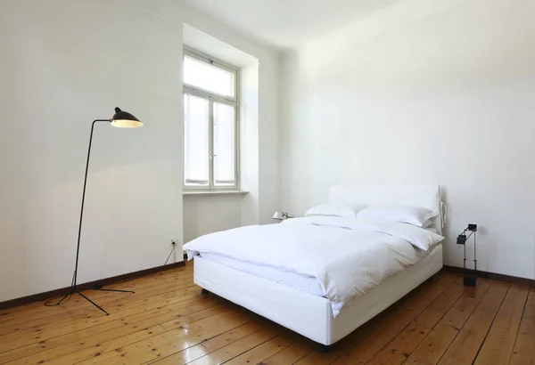 Sovrum med vit säng — Stock fotografie