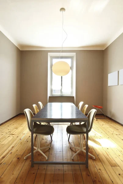 Sala da pranzo con tavolo e sedie — Foto Stock