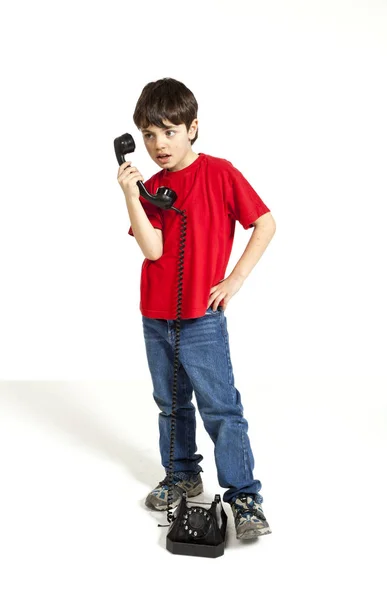 白い背景の赤いシャツの小さな男の子 — ストック写真