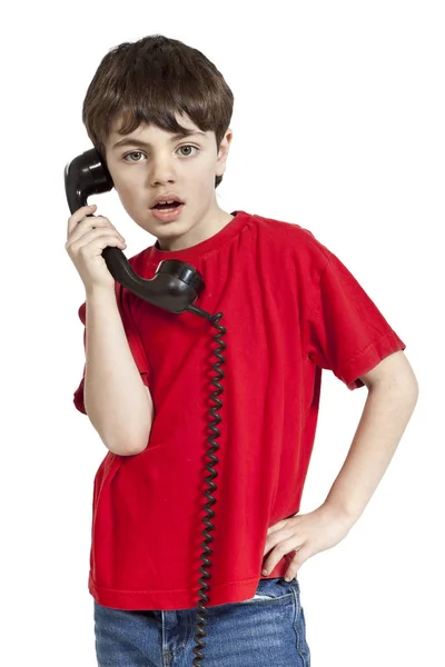 Petit garçon avec chemise rouge sur fond blanc — Photo