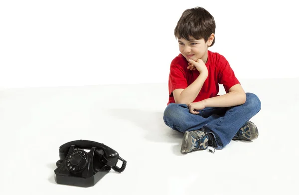 Niño pequeño con camisa roja sobre fondo blanco — Foto de Stock