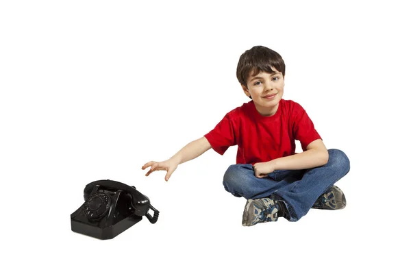 Menino com camisa vermelha no fundo branco — Fotografia de Stock