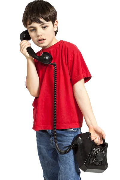 Kleiner Junge mit rotem Hemd auf weißem Hintergrund — Stockfoto