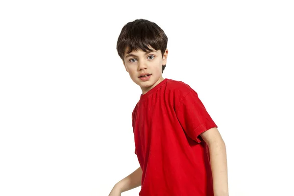 Маленький мальчик в красной рубашке на белом фоне — стоковое фото