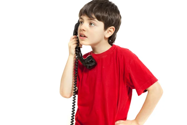 Niño pequeño con camisa roja sobre fondo blanco — Foto de Stock