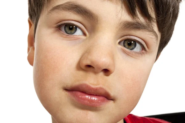 Niño pequeño con camisa roja sobre fondo blanco —  Fotos de Stock