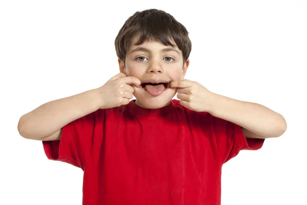 Menino com camisa vermelha no fundo branco — Fotografia de Stock