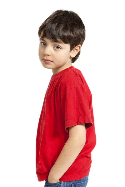 Niño pequeño con camisa roja sobre fondo blanco — Foto de Stock