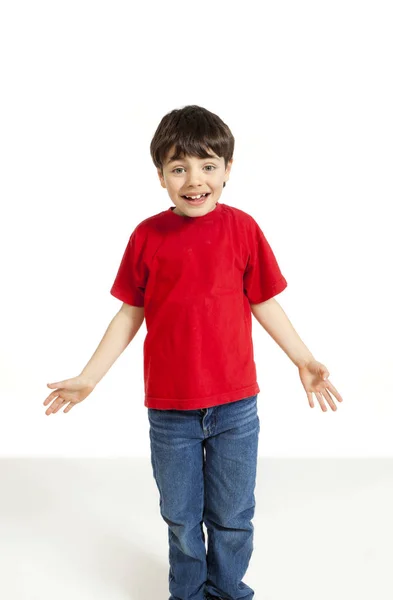 Liten pojke med röd tröja på vit bakgrund — Stockfoto