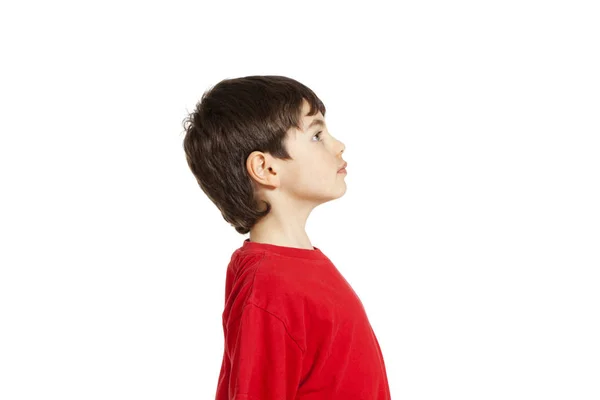 흰색 바탕에 빨간색 셔츠와 함께 작은 소년 — 스톡 사진