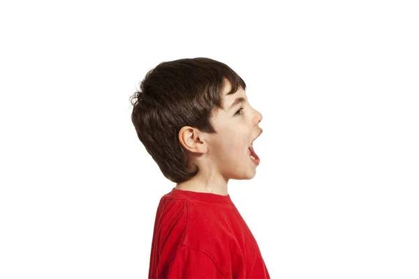 Niño pequeño con camisa roja sobre fondo blanco — Foto de Stock