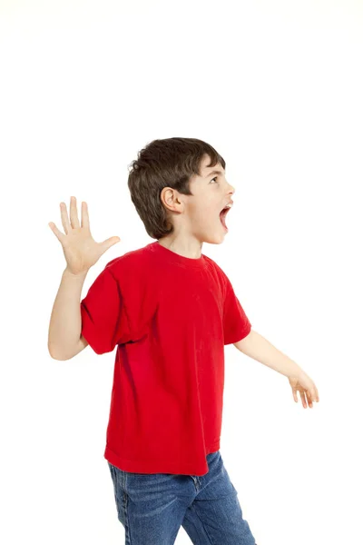 Μικρό αγόρι με κόκκινο πουκάμισο σε λευκό φόντο — Φωτογραφία Αρχείου