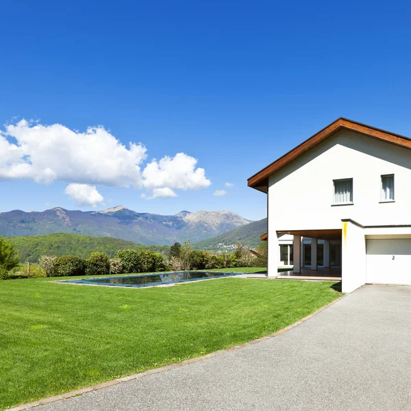 Neue Architektur, schönes modernes Haus im Freien mit Schwimmbad- — Stockfoto