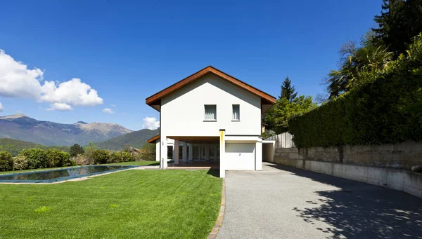 Nouvelle architecture, belle maison moderne en plein air avec piscine - — Photo