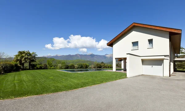 Nouvelle architecture, belle maison moderne en plein air avec piscine - — Photo