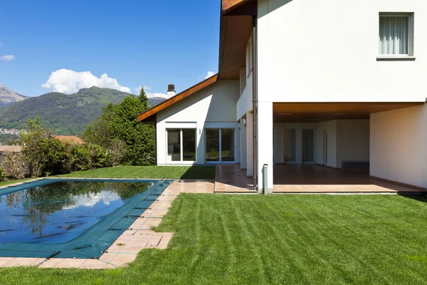 새로운 아키텍처, 수영으로 야외에서 아름 다운 현대 하우스- — 스톡 사진